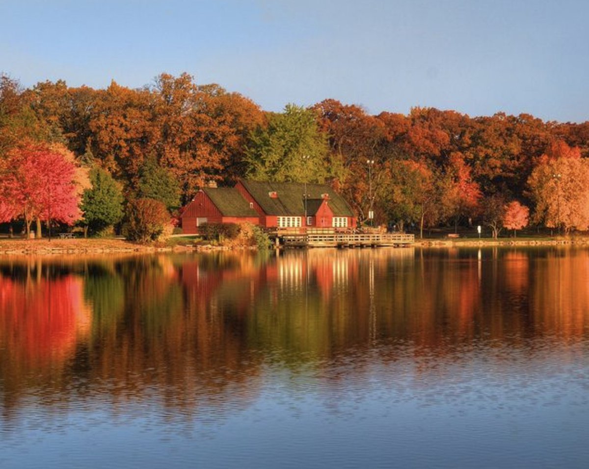 Embrace fall with senior-friendly activities! 🍂 Enjoy leaf-peeping drives or cozy reading sessions 📚 by the fireplace. Our support services ensure safety and companionship. What's on your fall bucket list? Share with us! 🍁 #FallFun #SeniorActivities #1776SeniorCare