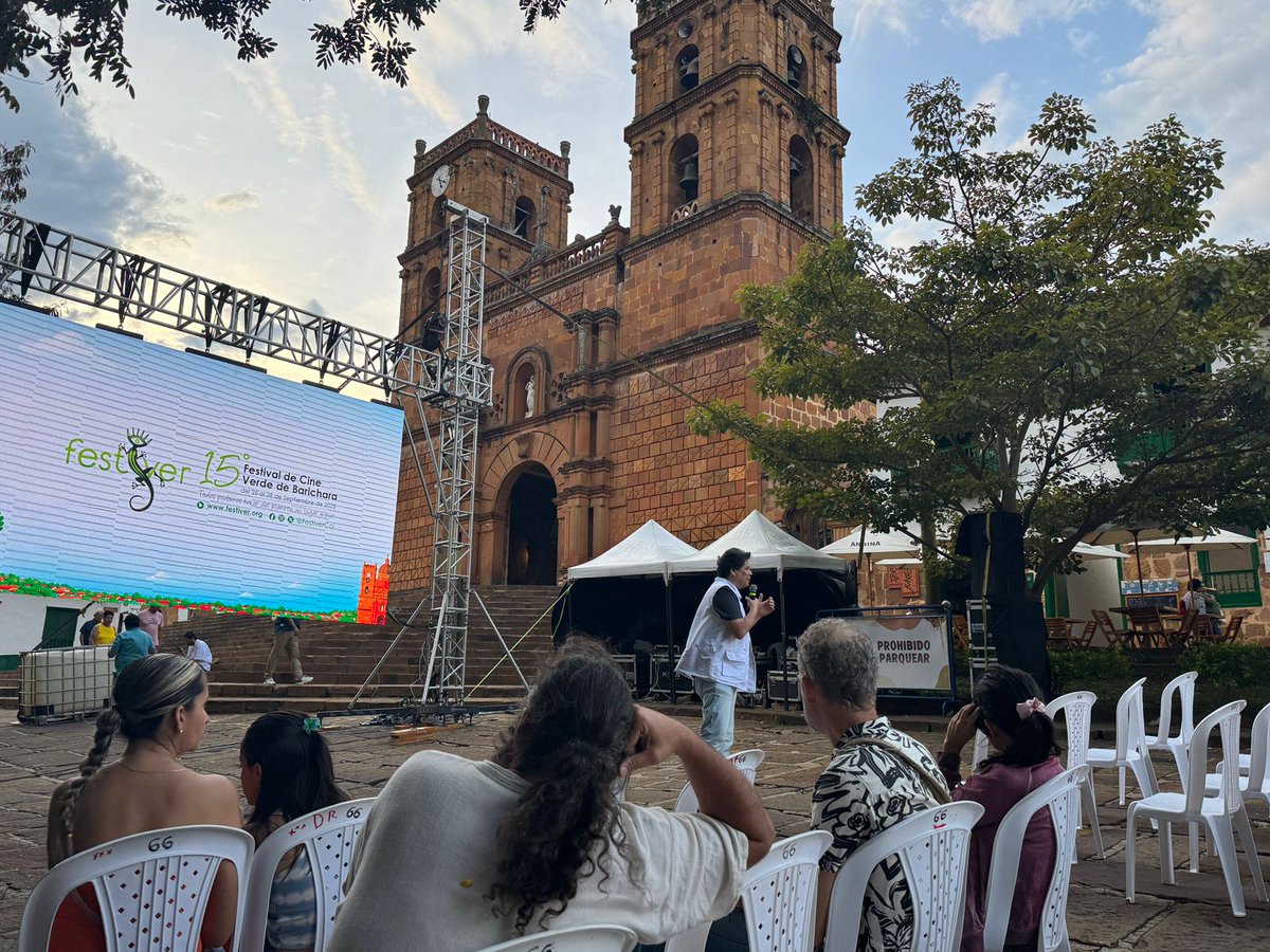 UBPDcolombia's tweet photo. 🫂 La Unidad de Búsqueda sigue mostrando su mision humanitaria en Barichara, Santander.
Este domingo 28 de septiembre estaremos en el #FestiVer para proyectar nuestro documental Por Cielo y Tierra.

📍: Auditorio Aquileo Parra https://t.co/VU81aEdZh5