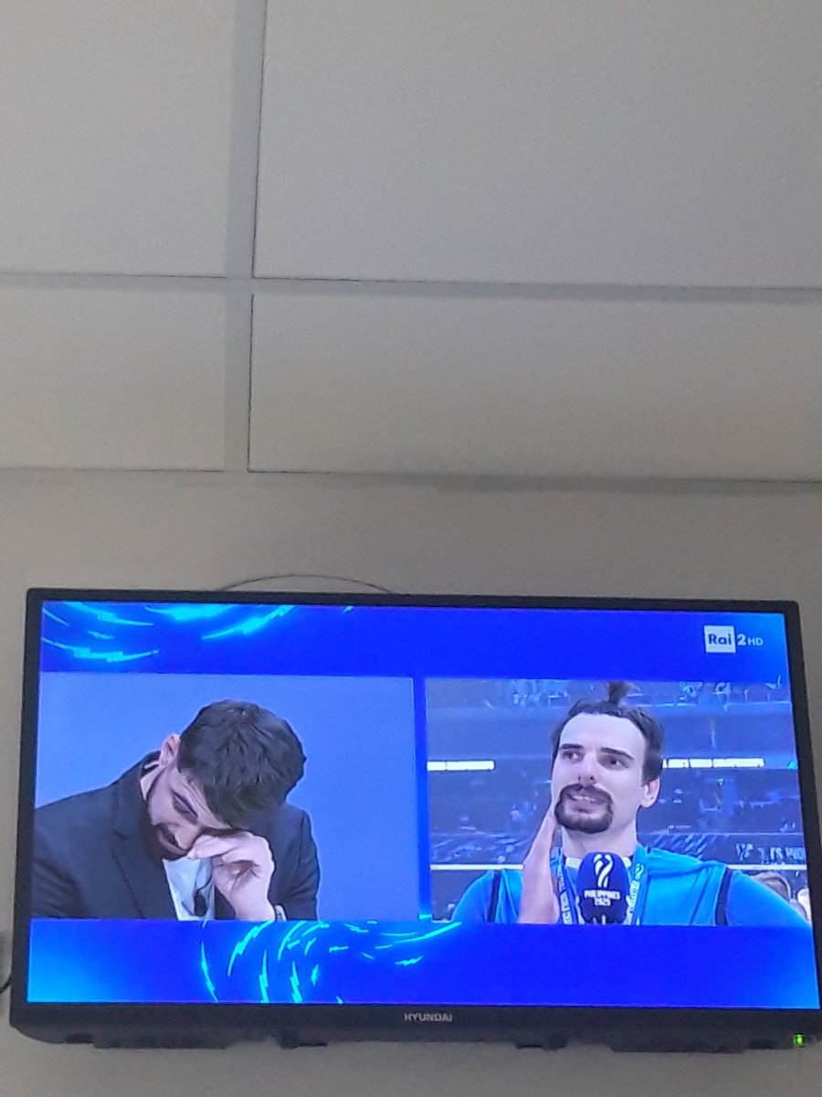 "Ci son tante cose che mi porto dentro e nn faccio vedere.È stata un'estate difficile.Sono onorato di indossare la maglia di Dani".
#Giannelli che nn riesce a parlare mentre #DanieleLavia in studio <a href="/RaiDue/">Rai2</a> si asciuga le lacrime
Il cuore di qst ragazzi

#italiabulgaria
#italvolley