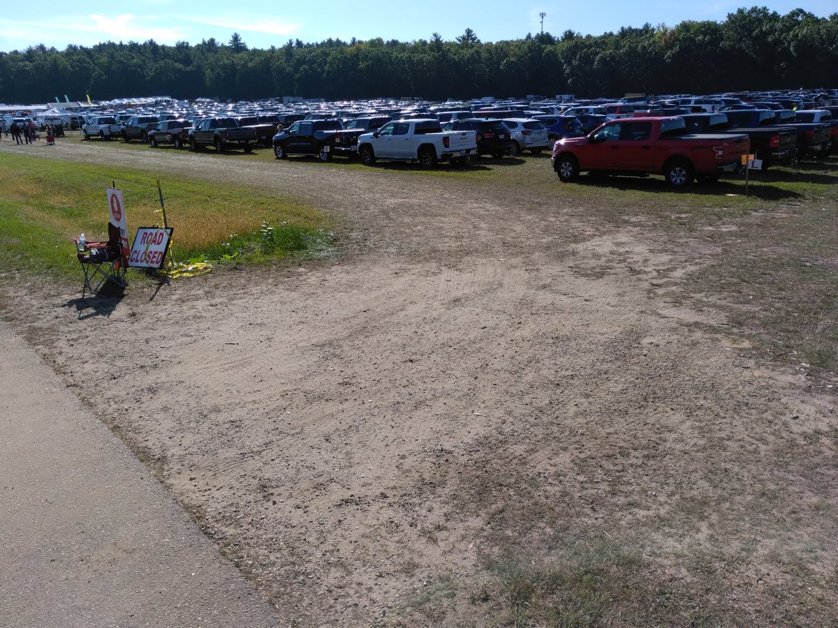 CharlesKagigeb2's tweet image. Been helping with the parking at the Warrens Wisconsin Cranfest. I never seen anything like this where a whole small town turns into a flea market with vendors everywhere. #Wisconsin #DiscoverWI #WarrensWI #Cranfest