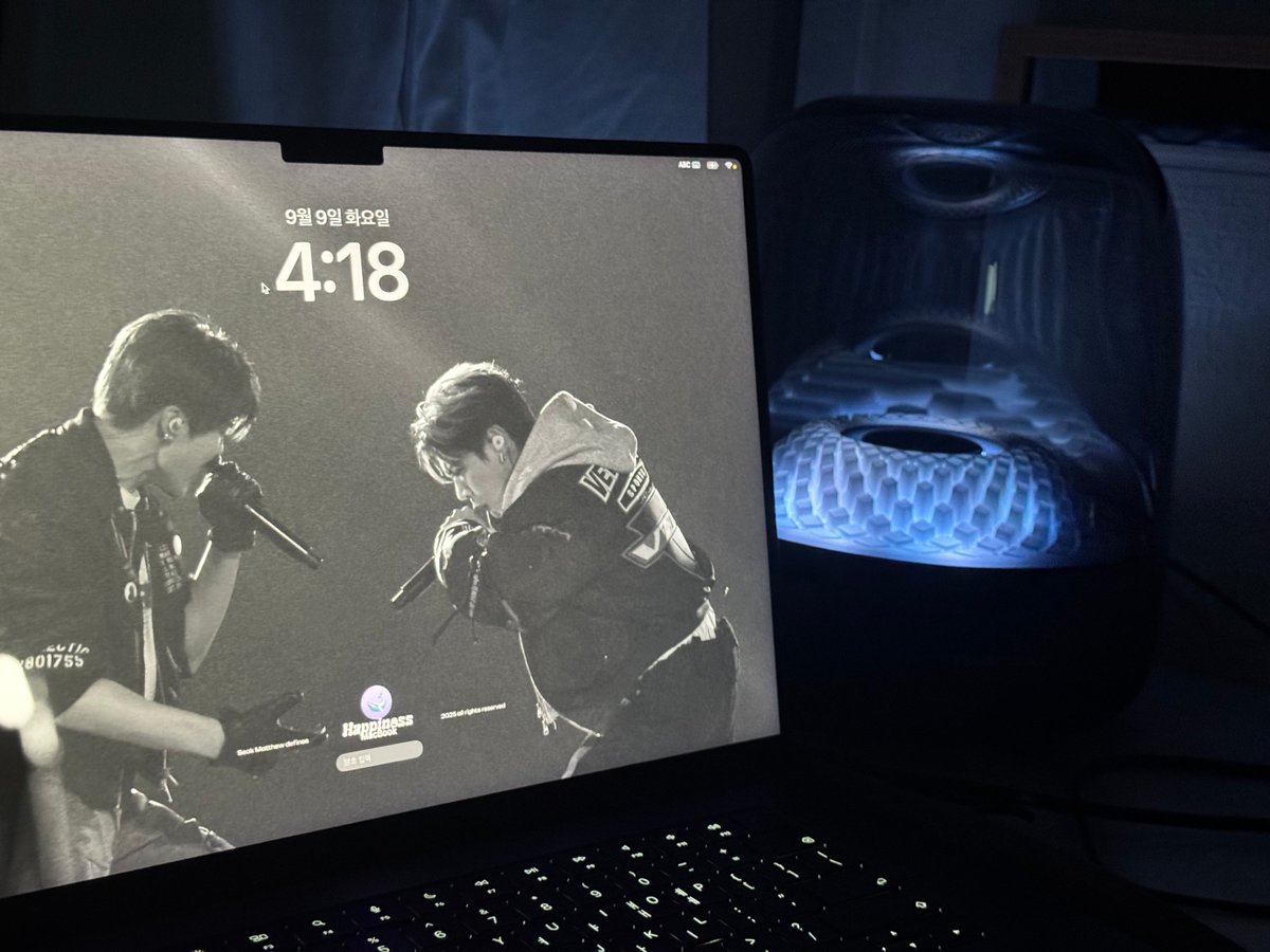 so gunwooks mac lockscreen is mattparkz kcon la backpacker stage, his mac wallpaper is ot9 pic from fancon 2025, and his phone lockscreen is ot9 pic from the lotte world zbtving okay