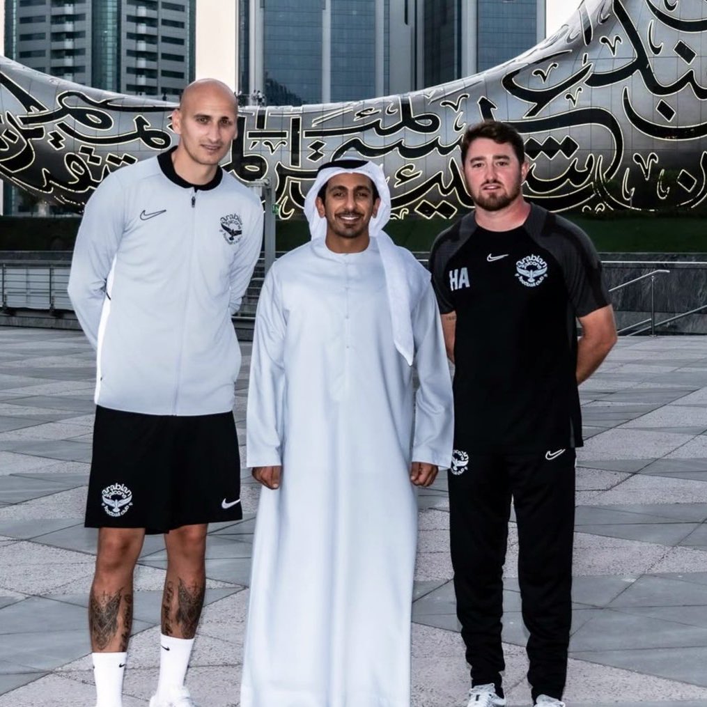 🇦🇪 Jonjo Shelvey has signed for Arabian Falcons. The 33-year-old was available on a free after leaving Burnley. 

He made his debut yesterday in the UAE third-tier in a 3-3 draw. 

Pictured on the right is the club’s manager, English coach Harry Agombar.