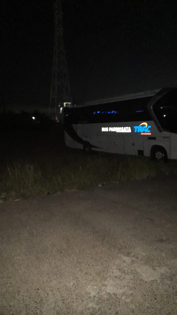 Titik kumpul shuttle bus Mahaeist ke Stasiun Jakarta Kota ada di parkiran, ya! Akan berangkat pukul 20.30 🙌