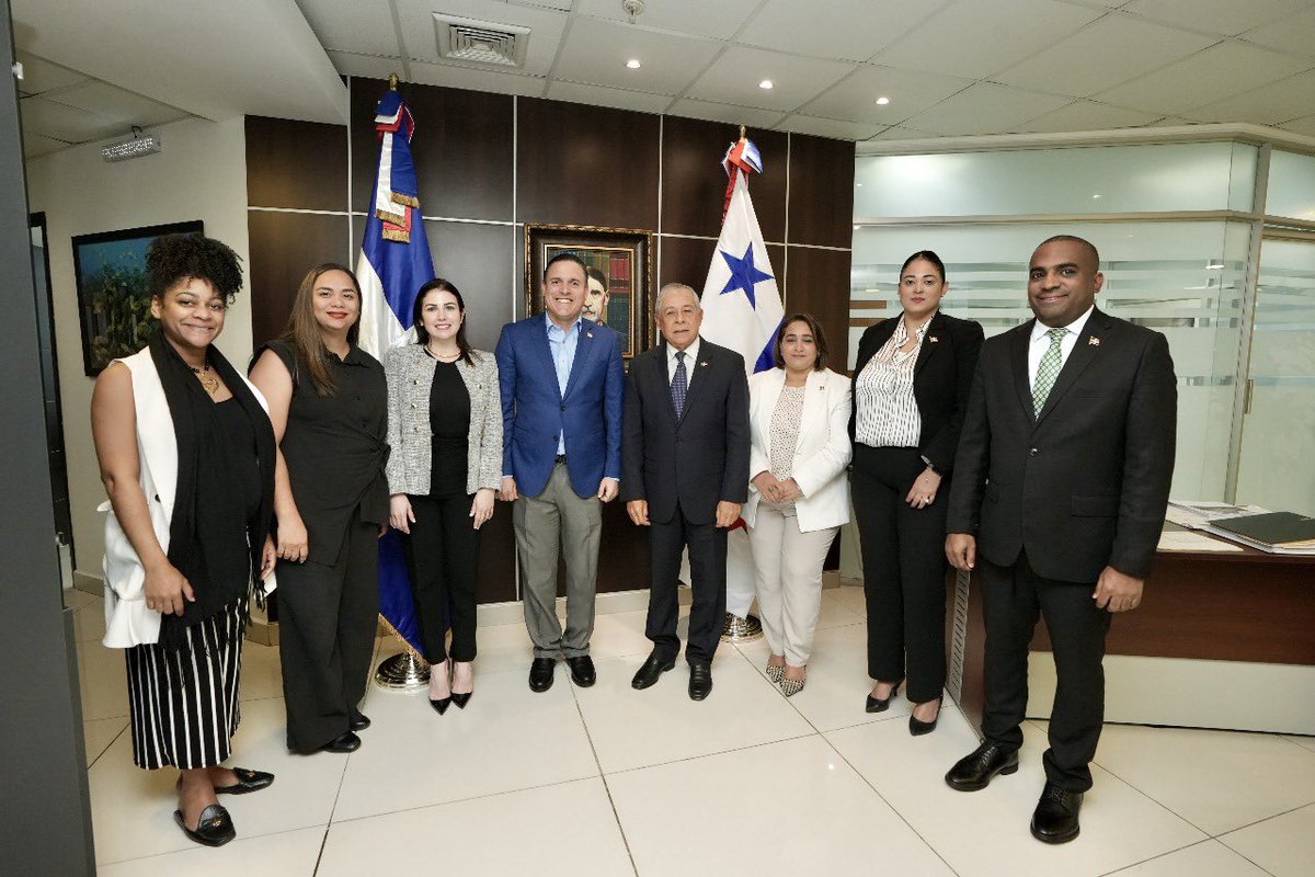 Durante mi visita al embajador dominicano en Panamá, S.E. Roberto Salcedo, conversamos sobre proyectos de cooperación internacional que fortalezcan nuestro sector portuario con el firme propósito de seguir posicionando a la República Dominicana como referente en la región. 🇩🇴