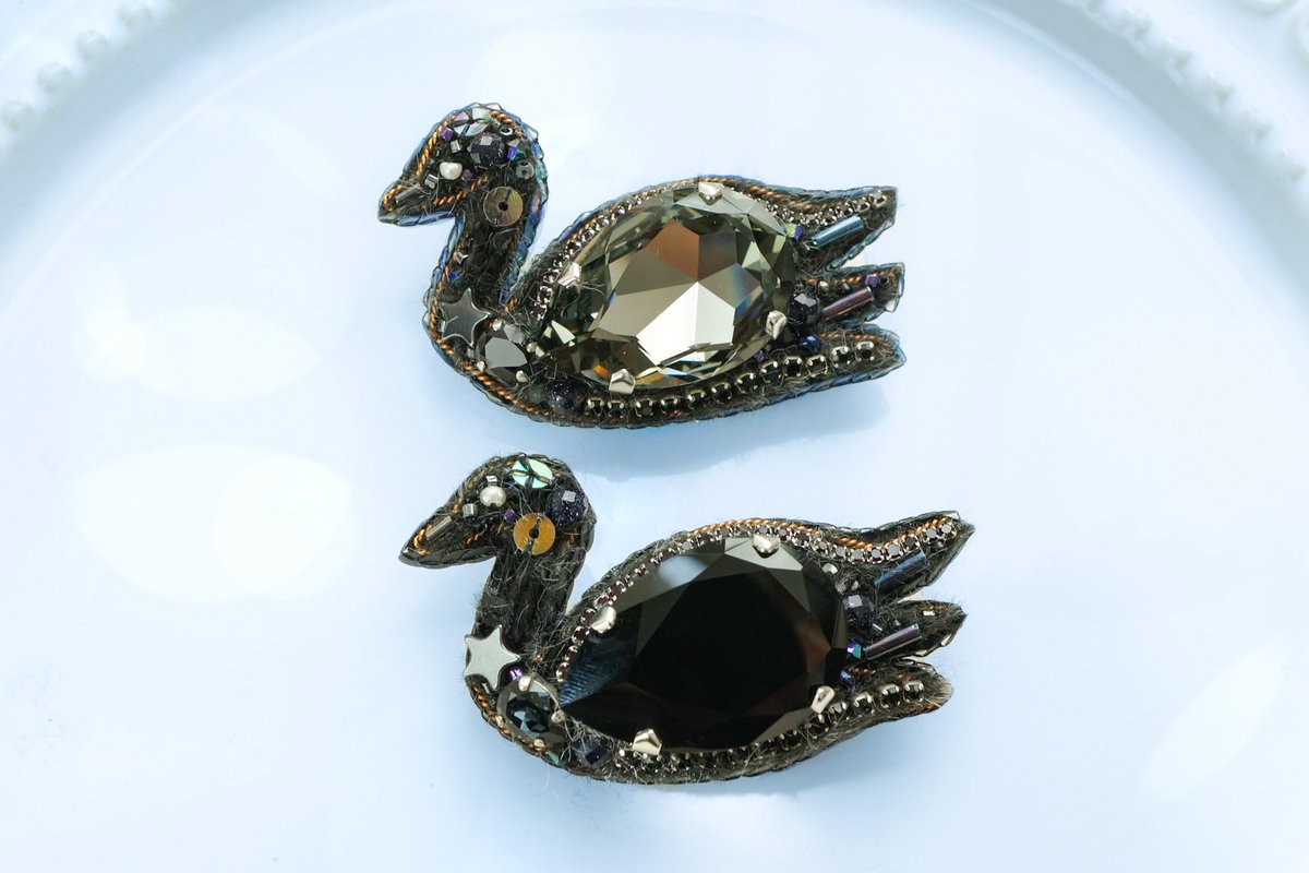 ブラックスワンちゃん達、販売スタートとなりました🦢🦢🖤🖤

クリスタルガラスに、ブルーゴールドストーン、ヘマタイトに淡水パール、ヴィンテージビーズ等々…色んな特別を ちくちく取り合わせた、ビーズ刺繍ブローチです💎

minne.com/@hitotose925
#minne