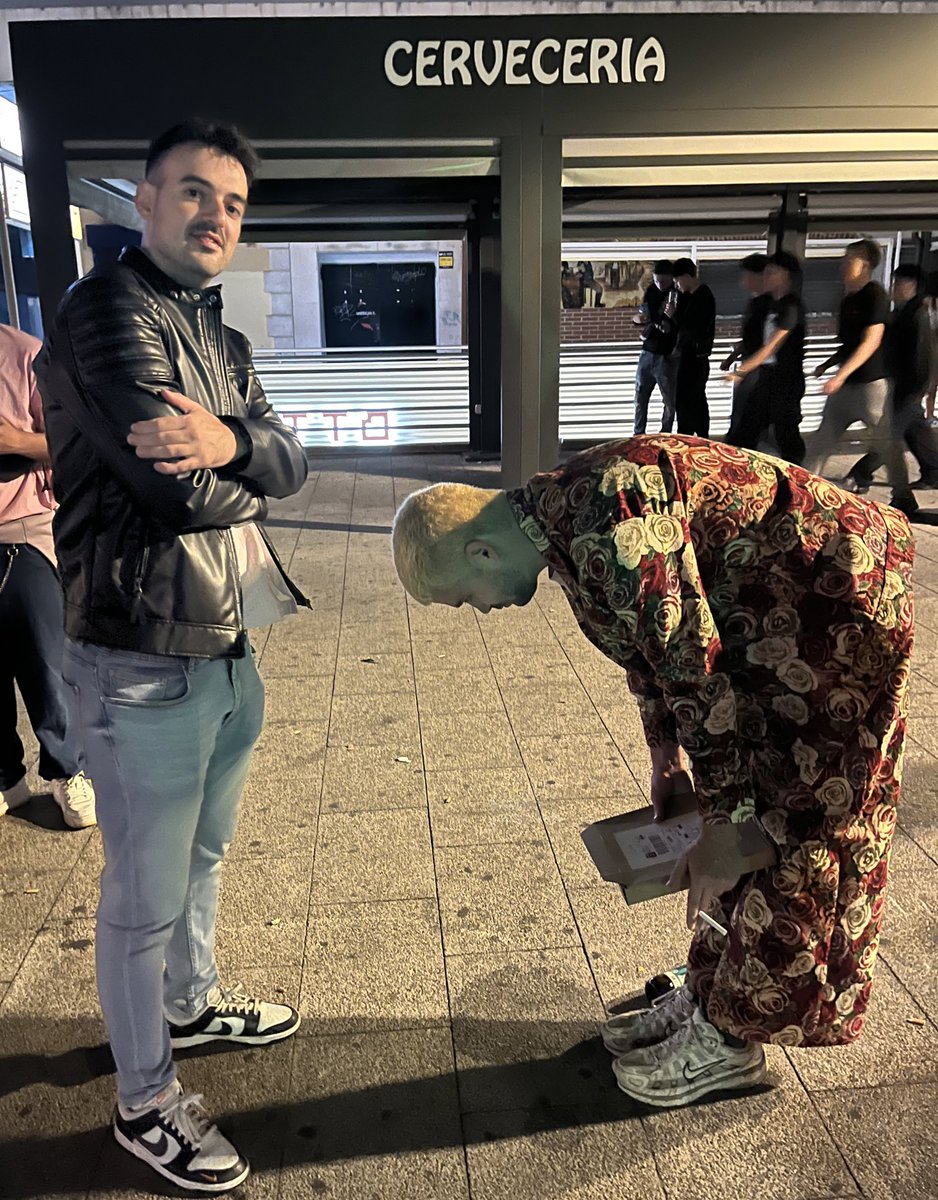 La única foto de la noche de ayer que tengo es de Adrián “Riffs” Romero pasándome el testigo de los afters de los esports.

De Maestro a aprendiz. 

(Si nos hicimos alguna foto pasadla jiji)