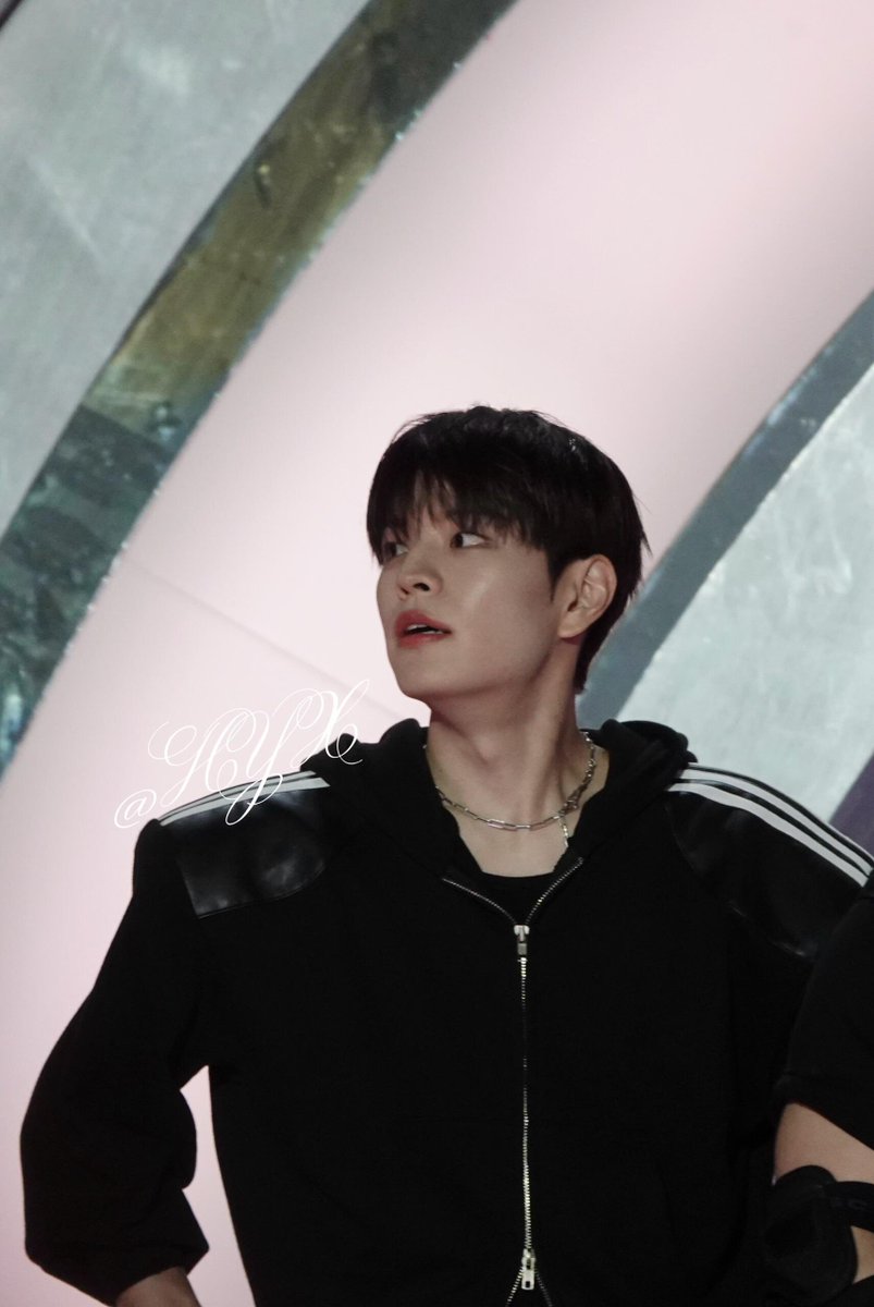 sminiverse_'s tweet photo. TMA 승민 봐도 봐도 좋은 이유
   ㄴ 애초에 미모 장난 아닌데 어깨 넓고 목 긴 거 잘 보임 눈도 초롱초롱해서 덕분에 잘생겼는데 또 엄청 청순하고 예쁨 https://t.co/OhLYCdaWfo