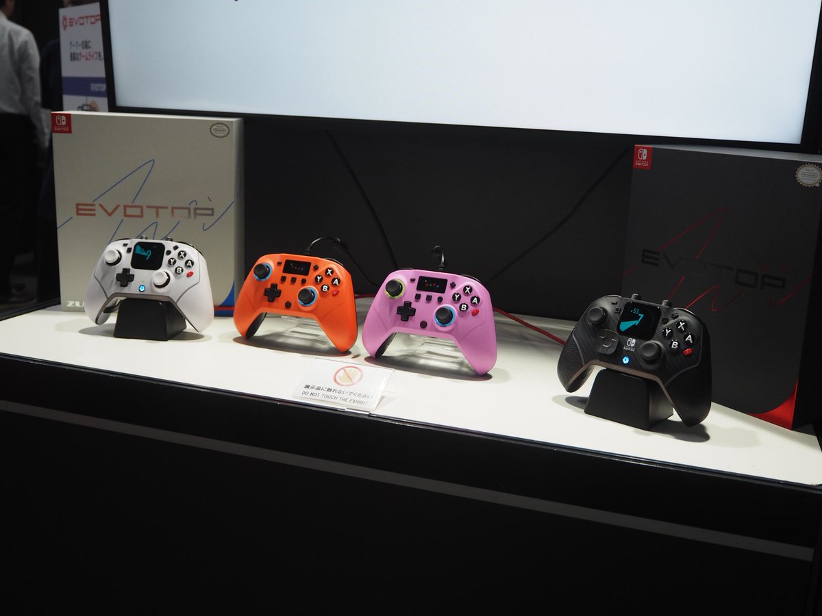 nikinanagi_VT's tweet photo. 【TGS2025 素敵な出展品】
株式会社瑞起様より #ZUIKIInc
EVOTOP Axis
機能性と軽量化を実現し、値段をグッと良心的に🎯
axisの接続は有線で、背面ボタンあり
本体の真ん中部分が薄くなっており、より指が届きやすいサイズとなっている。
表面のカラー着せ替えも見どころ
#EVOTOPaxis https://t.co/XZECecXSXn