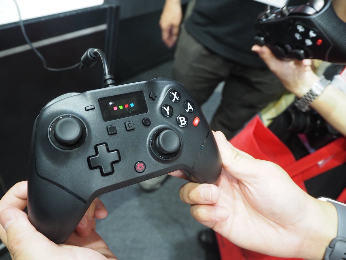 nikinanagi_VT's tweet photo. 【TGS2025 素敵な出展品】
株式会社瑞起様より #ZUIKIInc
EVOTOP Axis
機能性と軽量化を実現し、値段をグッと良心的に🎯
axisの接続は有線で、背面ボタンあり
本体の真ん中部分が薄くなっており、より指が届きやすいサイズとなっている。
表面のカラー着せ替えも見どころ
#EVOTOPaxis https://t.co/XZECecXSXn