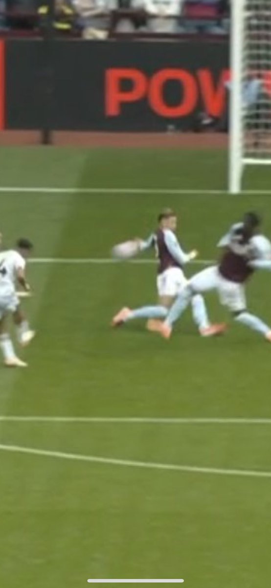BennyBoyTips's tweet image. ‘ Natural Position ‘ 

Every single week VAR makes a wrong decision.

How did Fulham not get a penalty here?