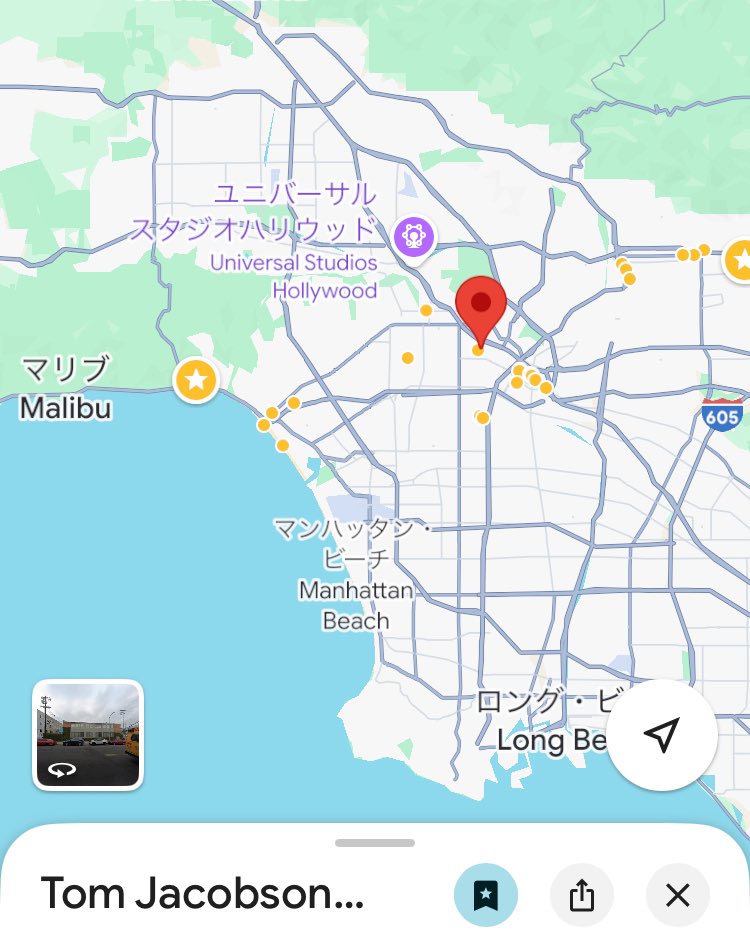 収蔵先のRamonのスタジオ。雑誌やインタビュー撮影でも使われる大学教授でもある彼のアトリエ。元織物工場。この2点は初めてビスでカットした絵だと思う。ロサンゼルスで沢山の本達とプリミティブな収蔵品と一緒に飾られる事に感慨深い🌸ウエルカムドリンクコーナーの並びにこの飾り方痺れる✨