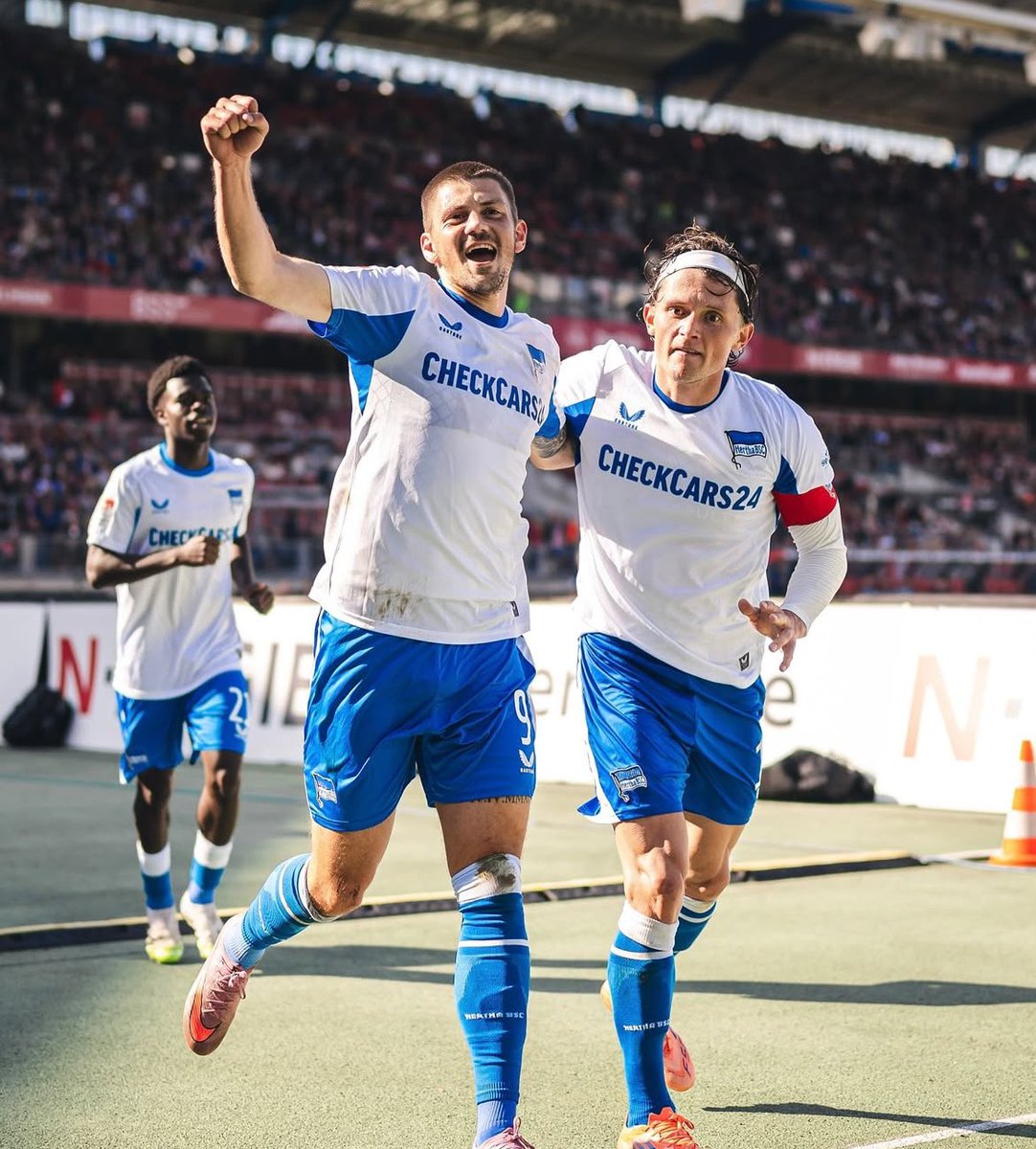 Dawid Kownacki eiskalt zum 3:0!

Leider musste Dawid kurz darauf verletzt runter. Gute Besserung!

#FCNBSC | 0:3 | #HaHoHe