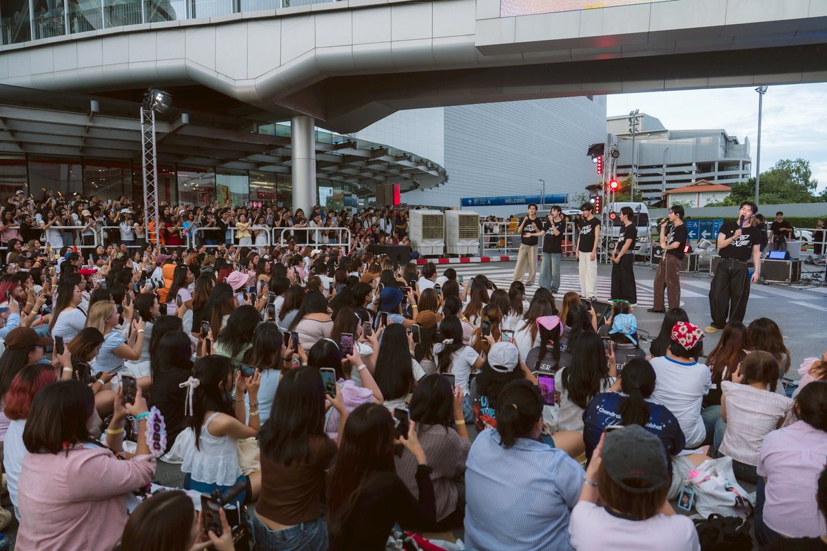 PROXIE (เจอ) XIE
อิน KORAT

ขอบคุณทุกคนที่มาให้กำลังใจพวกเรา #PROXIEth ที่งาน #PROXIEเจอXIEอินโคราช นะครับ ดีใจมากที่ได้เจอทุกคน หวังว่าทุกคนจะสนุกและมีความสุขที่ได้มาเจอกันนะ 

และที่สำคัญ ขอฝากเพลง ‘ดีอยู่แล้ว ที่ต้องลา (I’m Good)’ รวมถึงผลงานอื่น ๆ ของ PROXIE