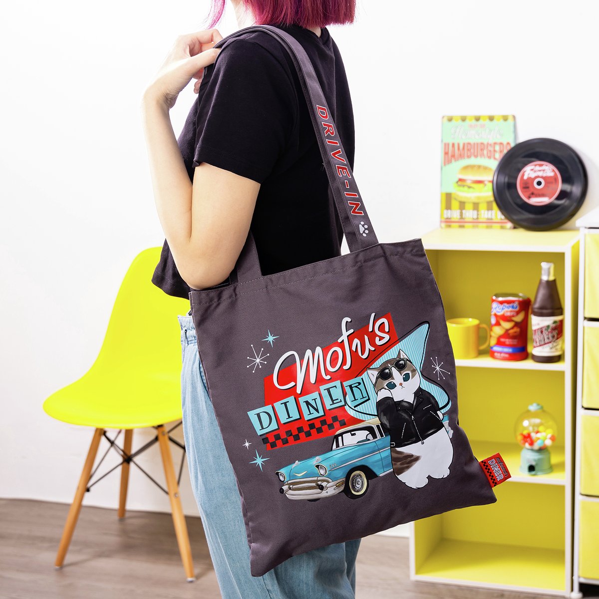 ともニャンФωФ 🕶️好評販売中✨／ #mofusand の「革ジャンにゃん」が大活躍！ 黒