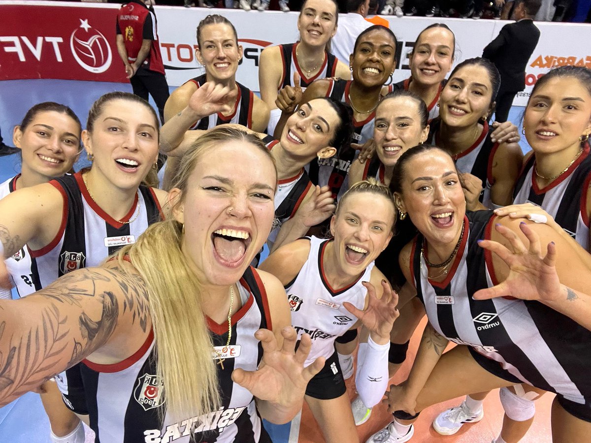 Beşiktaş Voleybol (@voleybol_bjk) on Twitter photo Mutlu pazarlar. #FileninKartalları 🤍 Mutlu pazarlar. #FileninKartalları 🤍