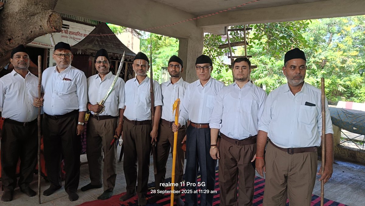 शस्त्र पूजन कार्यक्रम समापन के पश्चात...🚩

<a href="/RSSorg/">RSS</a> #RSSorg #RSS100 #RSS