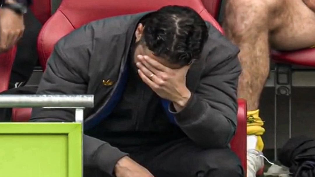 Cries about mentality but imagine looking over at your manager to see him having a mental breakdown.

What sort of confidence or instruction can you get from a man who spends all game either pacing up and down the touchline or hiding with his head in his hands?

#AmorimOut