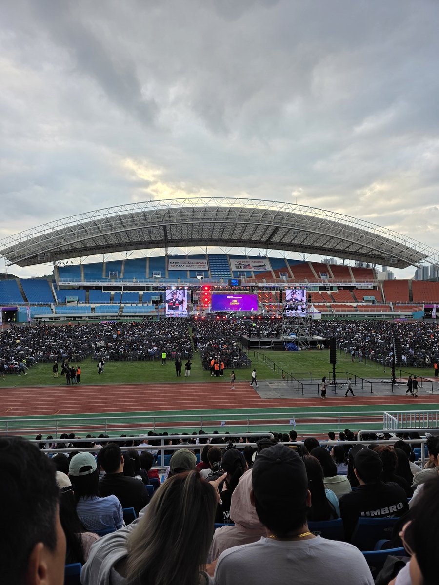 슈퍼콘서트 입장요~~엄청 넓네요~~
오빠들 대기중이시니 
기다려볼랍니다요♡♡♡