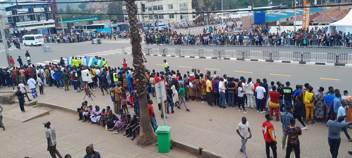 Kgl_Yvolunteers's tweet photo. Igare ryahumuye🚴‍♀️🚴‍♂️Ni ku mesozo w'irushanwa ry'amagare ku Isi riri kubera mu Rwanda,Ahantu hatandukanye muri @CityofKigali urubyiruko rw'abakorerabushake rukomeje ibikorwa byo kubungabunga umutekano w'abafana. #UCIWorldChampionships2025 #UCIRwqnda2025 #UCIKigali @RwandaLocalGov https://t.co/bfb0DCLRPr
