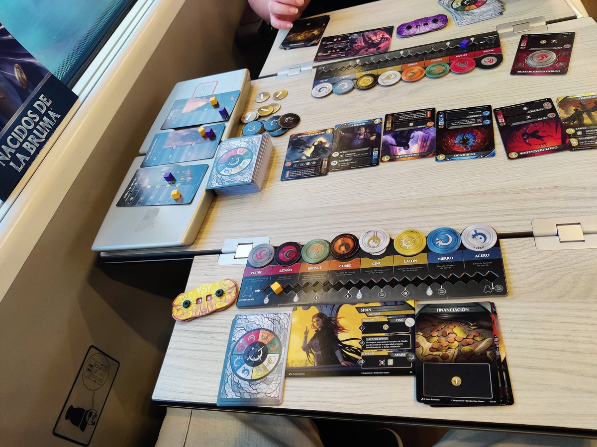 llama_dice's tweet photo. Al volver de la comic con nos echamos un Nacidos de la Bruma de @DevirIberia en el tren y a ver... No somos fans de Brandon Sanderson pero, el juego está guapísimo 🙌🙌 Así que si te gusta el Cosmere el juego te va a flipar, porque tiene muchísimos matices temáticos 🙌🙌🙌 https://t.co/ma8dxMjtuv