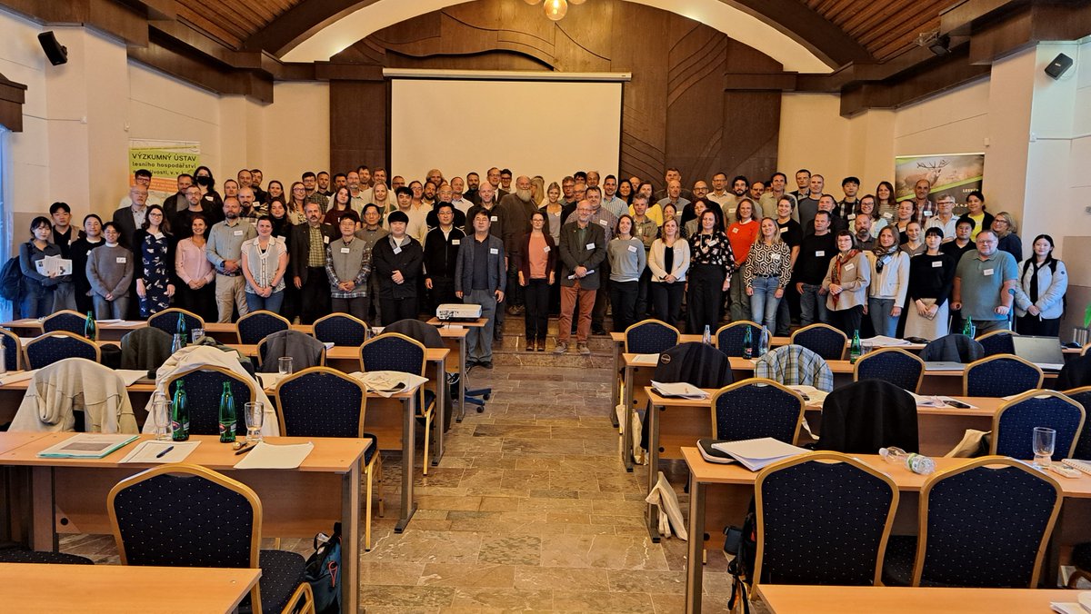 DE_Research_'s tweet photo. ๐ At #ForestsFuture2025 in Czechia, our ๐ซ๐ฎ๐ธ๐ช๐ธ๐ฐ RESDINET partners joined global experts to tackle bark beetle outbreaks. From ecology to policy, we shared research & built collaborations for resilient forests ๐ฒโจ #RESDINET #ForestHealth #ForestScience https://t.co/TikrSMdeKT