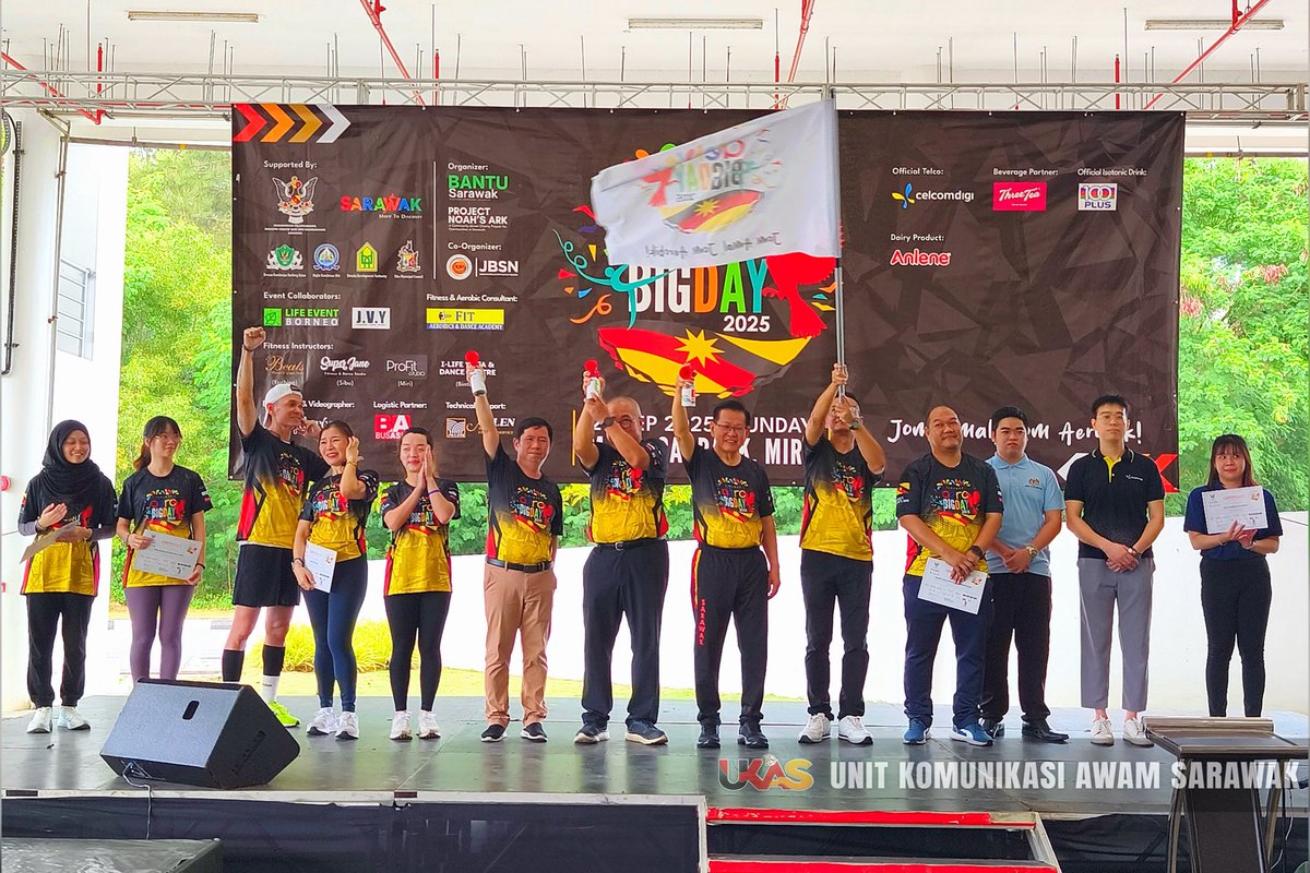 UKASSarawak's tweet photo. Sarawak AeroBig Day 2025 Kukuhkan Perpaduan Masyarakat  

Berita penuh boleh didapati di pautan EDISI UKAS berikut :
https://t.co/nzl96mnH9l

#UKASnews
#SaluranInformasiRakyat
#SarawakMajuMakmur https://t.co/Awp2vfP1We