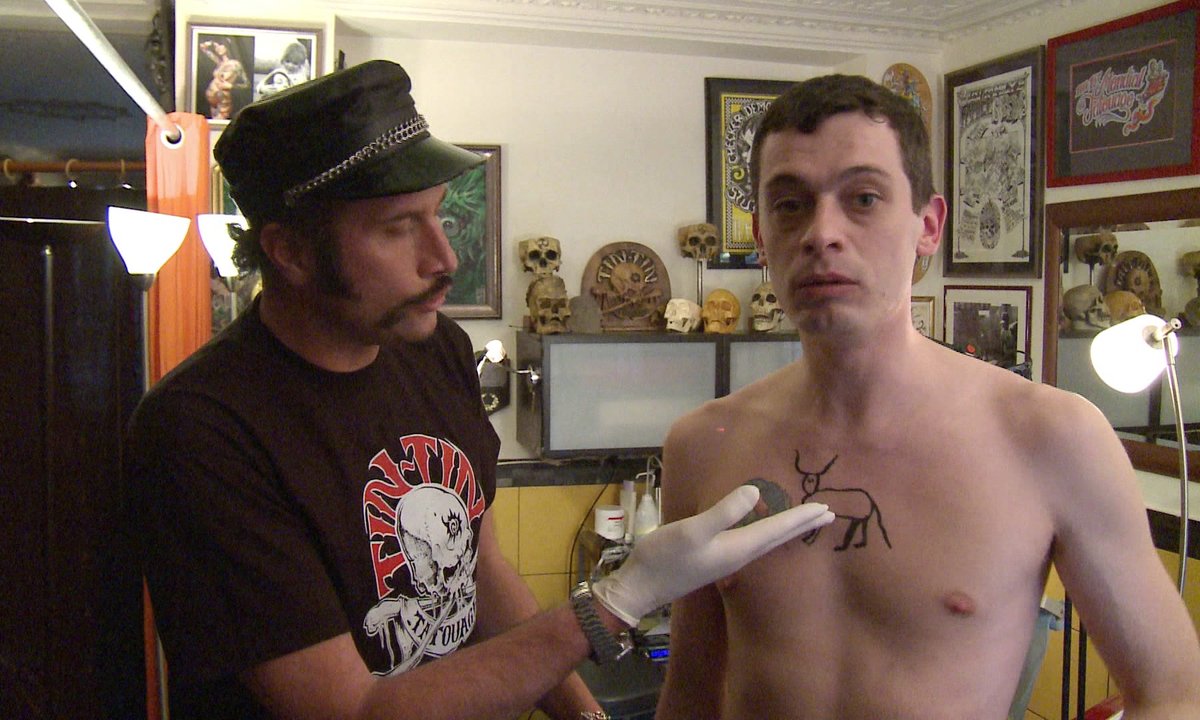 J'avais 16 ans. Ma mère a fondu en larmes. Et mon père l'a vu et m'a dit « Crétin ».