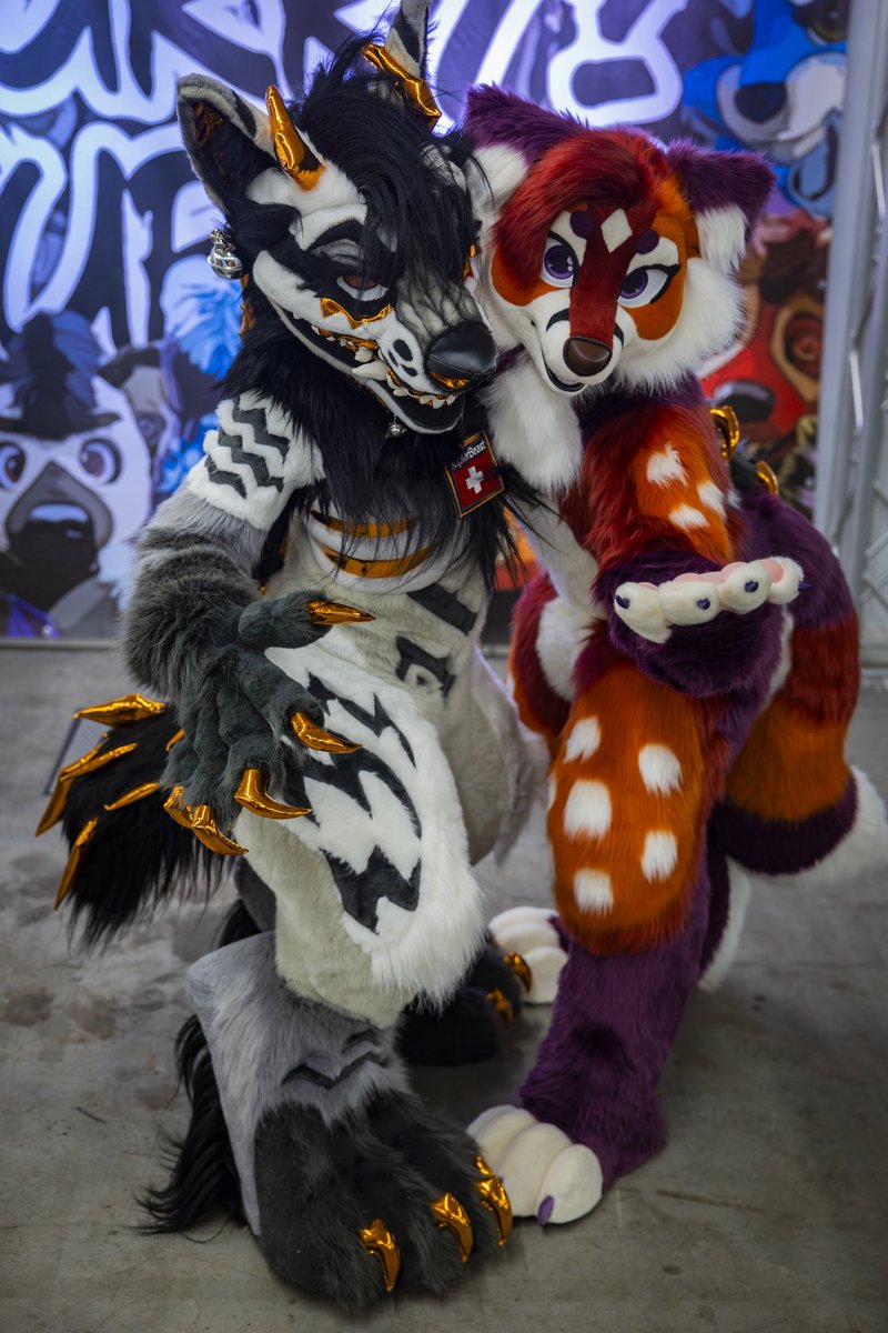 Together with <a href="/KupferBeast/">KupferBeast✨ Kiko</a> at #PopCon 🖤🩶🧡❤️💜 

📸 by Geisterhundch
