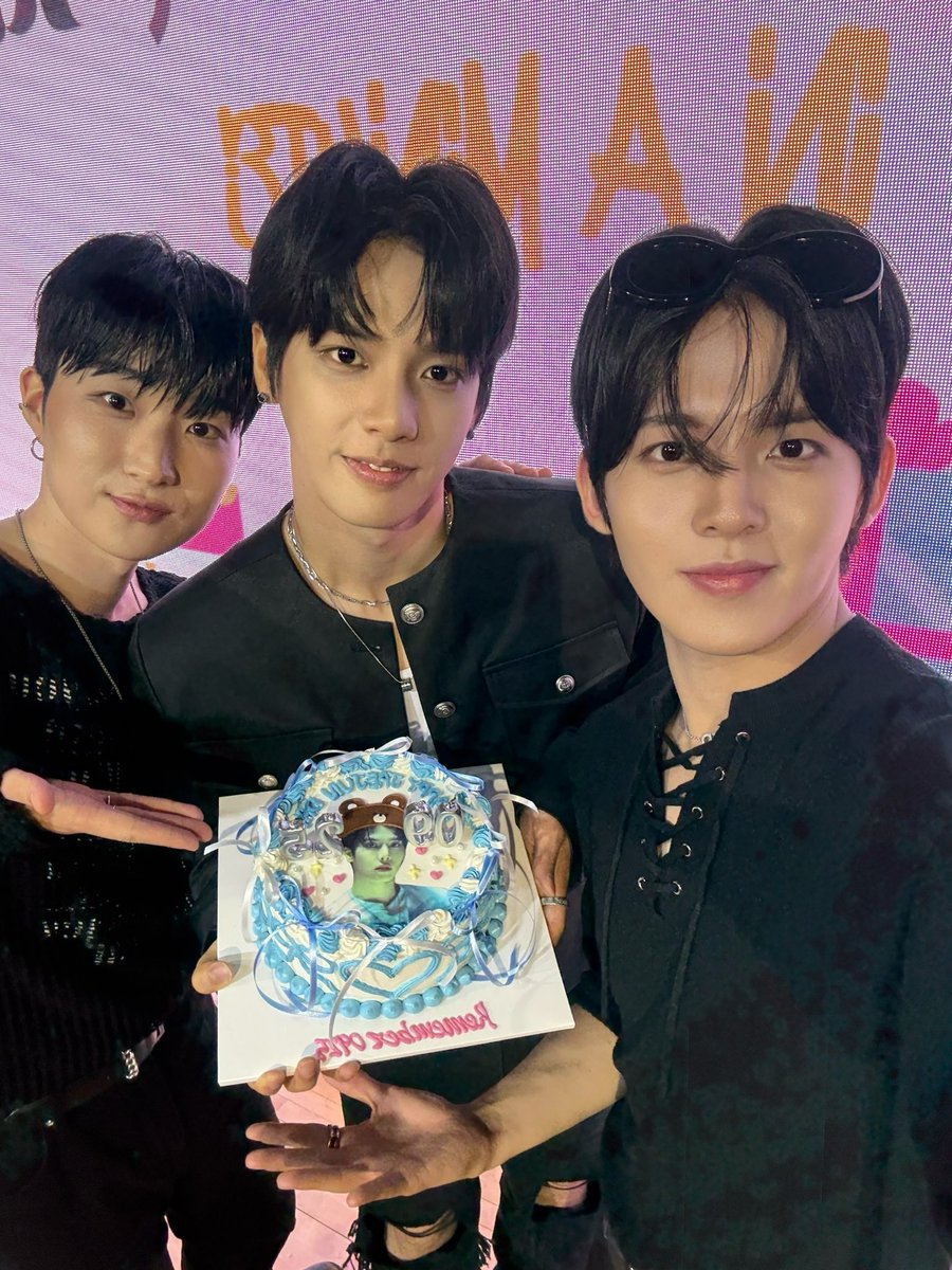 오늘 팬사인회도 너무 재미있었다아😁
생일 축하해준 우리 이닝이들 다들 너무 고마워용💕
이닝이도 남은 주말 잘 보내기☘️🩷

#InAMinute #인어미닛
#BGM_HOWWERISE_PLAY