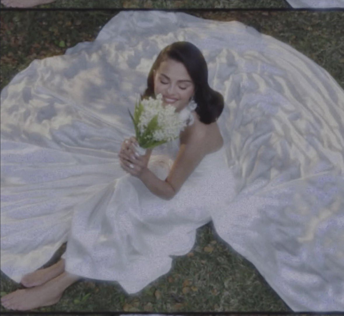 selenasbitvh's tweet photo. The most beautiful bride #GomezWedding https://t.co/oyUSYxYL6U