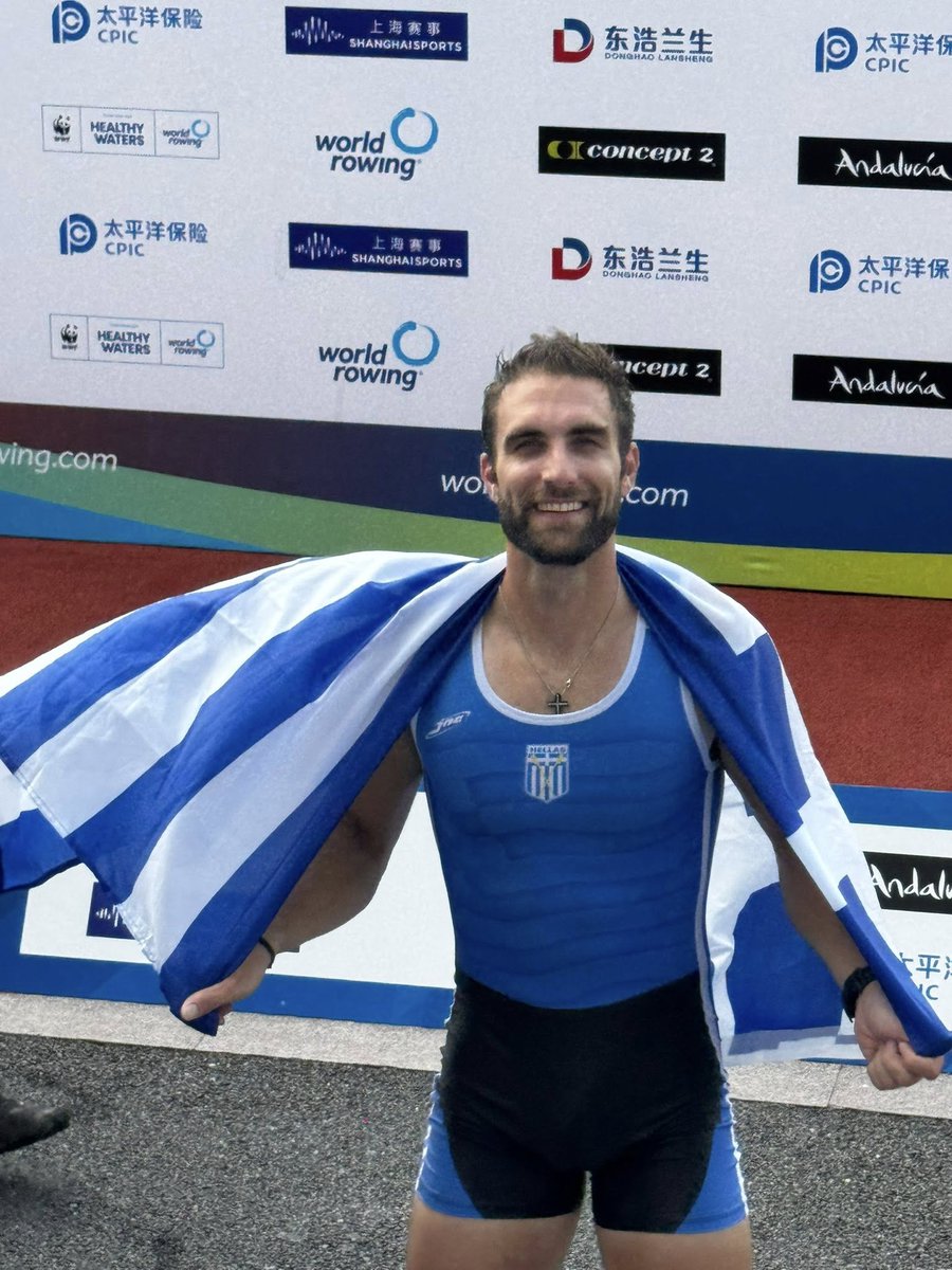 🥇 Ο Στέφανος Ντούσκος, σήμερα, κατέκτησε το χρυσό μετάλλιο στο Παγκόσμιο Πρωτάθλημα κωπηλασίας και θεωρείται ένας από τους κορυφαίους Έλληνες αθλητές σε όλα τα αθλήματα, αφού έχει πάρει, επίσης, χρυσό μετάλλιο στους Ολυμπιακούς Αγώνες (2020) και τέσσερα συνεχόμενα ασημένια