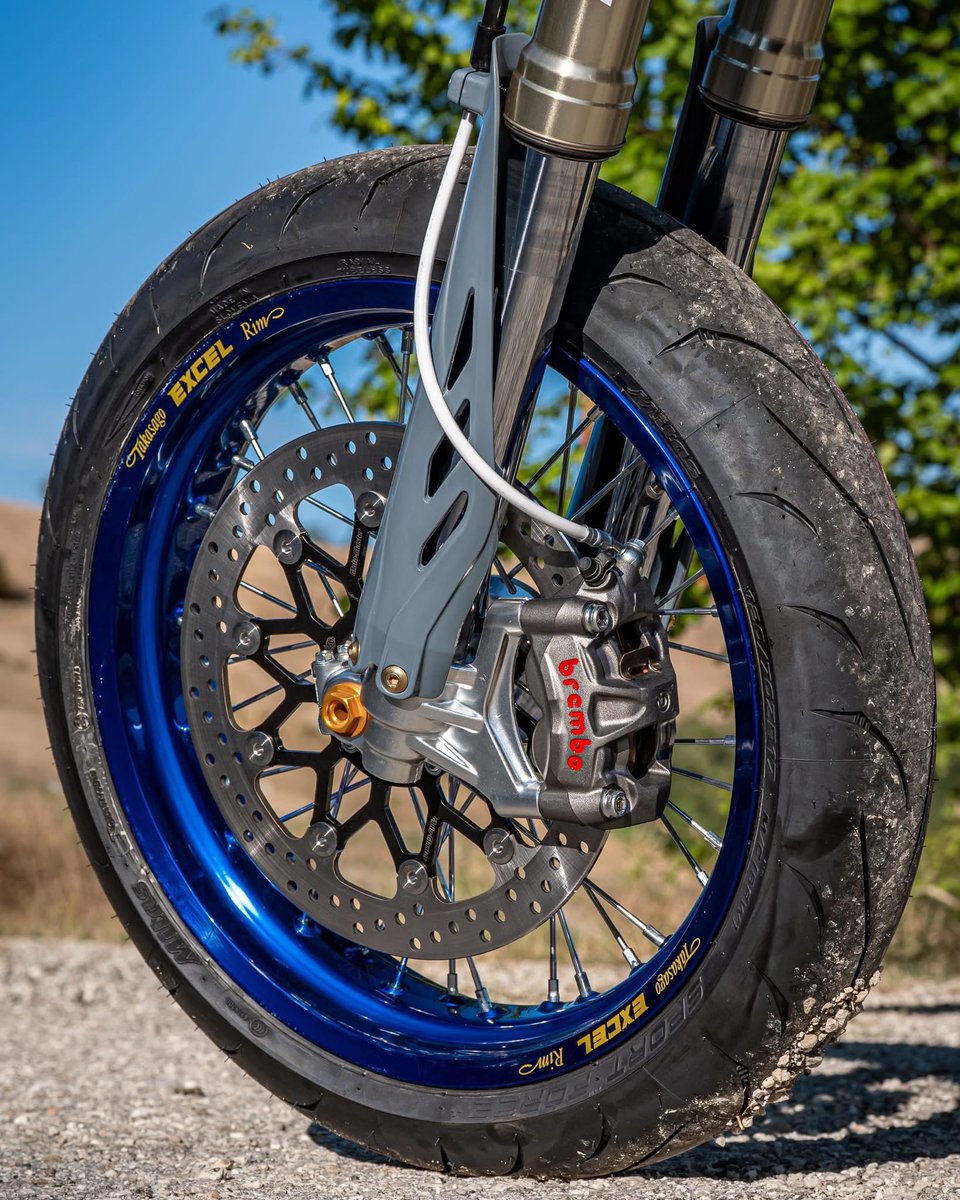 止まらない情熱、進化し続けるパワフルなモタード。
新しいSMR 125 ES Fi 2Tがあなたを待っている。
#TMMoto #supermotard #2ストローク #CraftedToRide #モタード