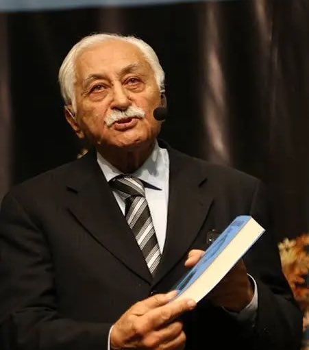 “Sözde senden kaçıyorum dolu dizgin atlarla” diyen Türk dünyasının büyük şairi Yavuz Bülent Bakiler hocamız da rahmete kavuşmuş. Şiirleri hep dilimizde/gönlümüzde olacak ruhu şad olsun.