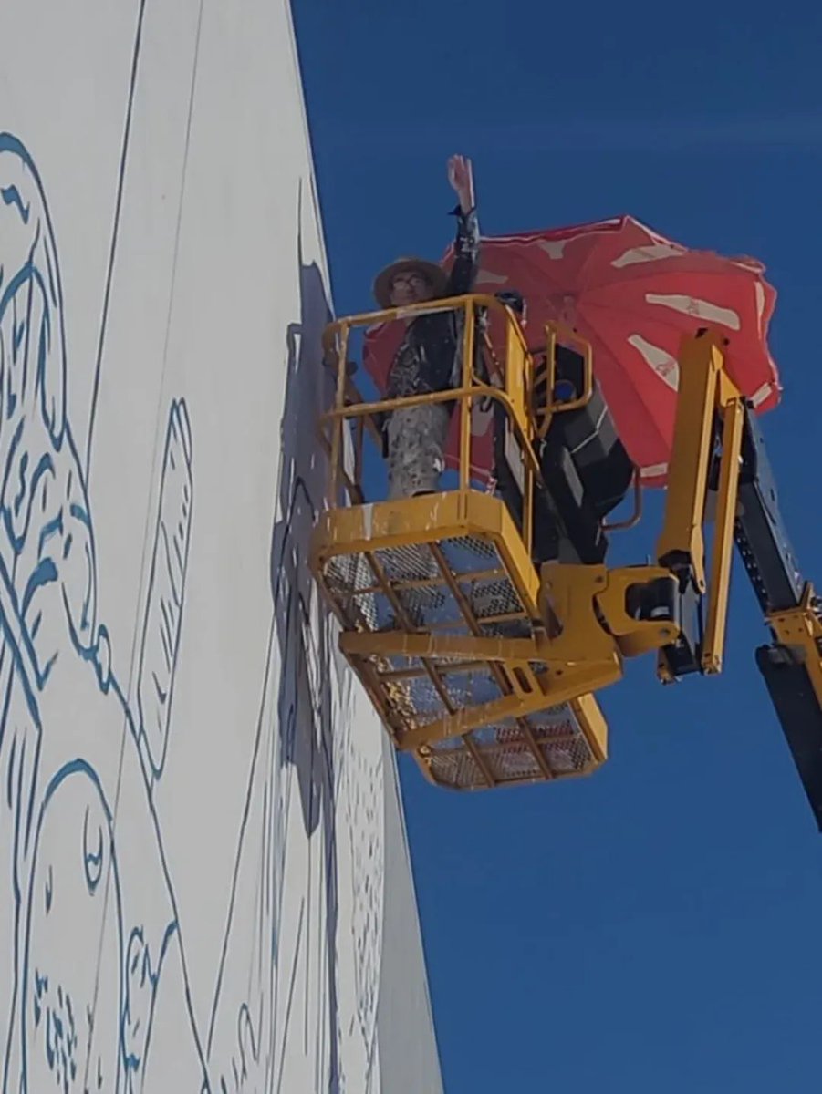 Empezando a meterle color al nuevo mural con el que estoy. Es un encargo de Ibérica Textil. Artículos para Tapicería. Moquetas, Automoción, Sintéticos
Ya iré contando mas cosas sobre este proyecto.
