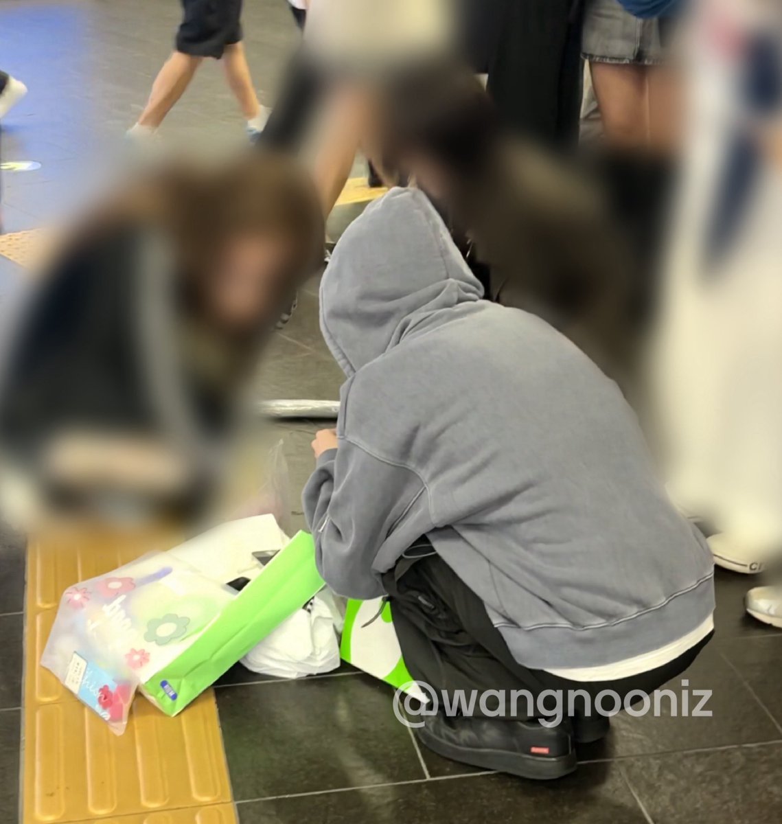 wr1temysw's tweet image. 아까 지하철에서 타츠키 만났어요!!
사진만 몇장 올려달래서 사진만 올려봅니다..!!
옆에 계신 팬분이 음료 흘리셨는데 같이 앉아서 음료 닦아줬어요 🥹 완전 착둥이..
#BOYS2PLANET #보이즈2플래닛
#타츠키 #TATSUKI #たつき #タツキ