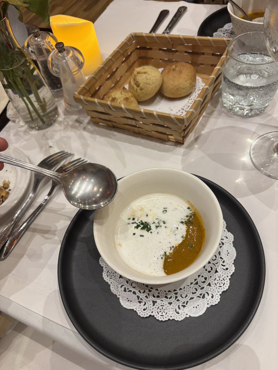 Un monsieur de 84 ans vient de me raconter son parcours entrepreneurial. Il est exceptionnel.

Né au Maroc, qu’il quitta en 1957 pour Paris suite à la fin du protectorat Français.

Il travaille 10 ans chez AirFrance pour 4000 Francs par mois.

Son frère lui, travaille en interim,