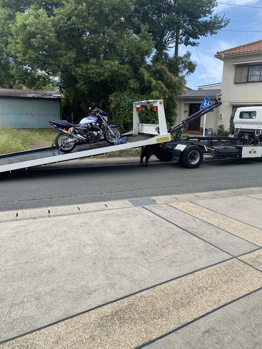 Jrrt1401's tweet photo. 昨日あんな調子よく300Km以上走ったのに…今日は近所のコンビニへ集合していざ出発のところがエンジンかからない
スター���スイッチ接触不良？バッテリー？
セルすら回らない😣😣😣
#gsx1400
#原因不明 https://t.co/D2q7vW0kIm