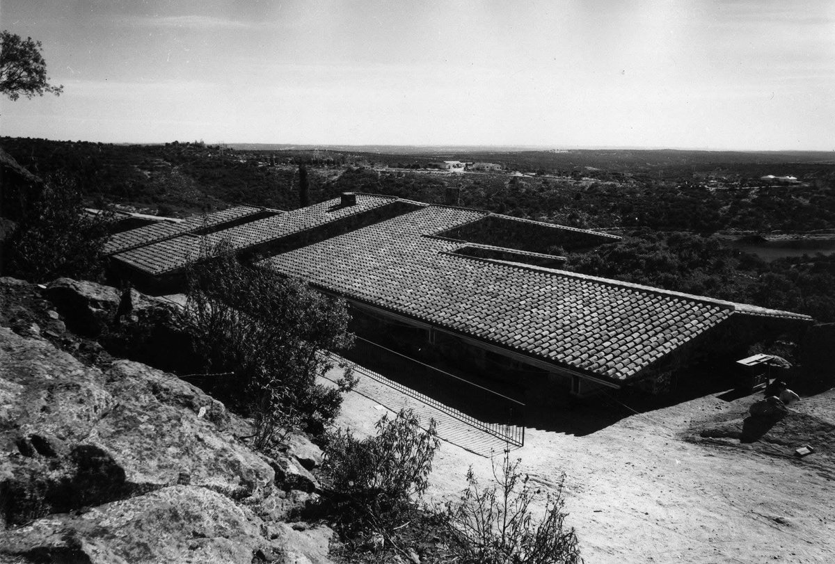 TRES60Blog's tweet image. Casa Lucio en Torrelodones, Madrid (Spain). Proyectada en 1962 por Fernando Higueras por encargo del pintor Lucio Muñoz.
#FernandoHigueras #CasaLucioMuñoz