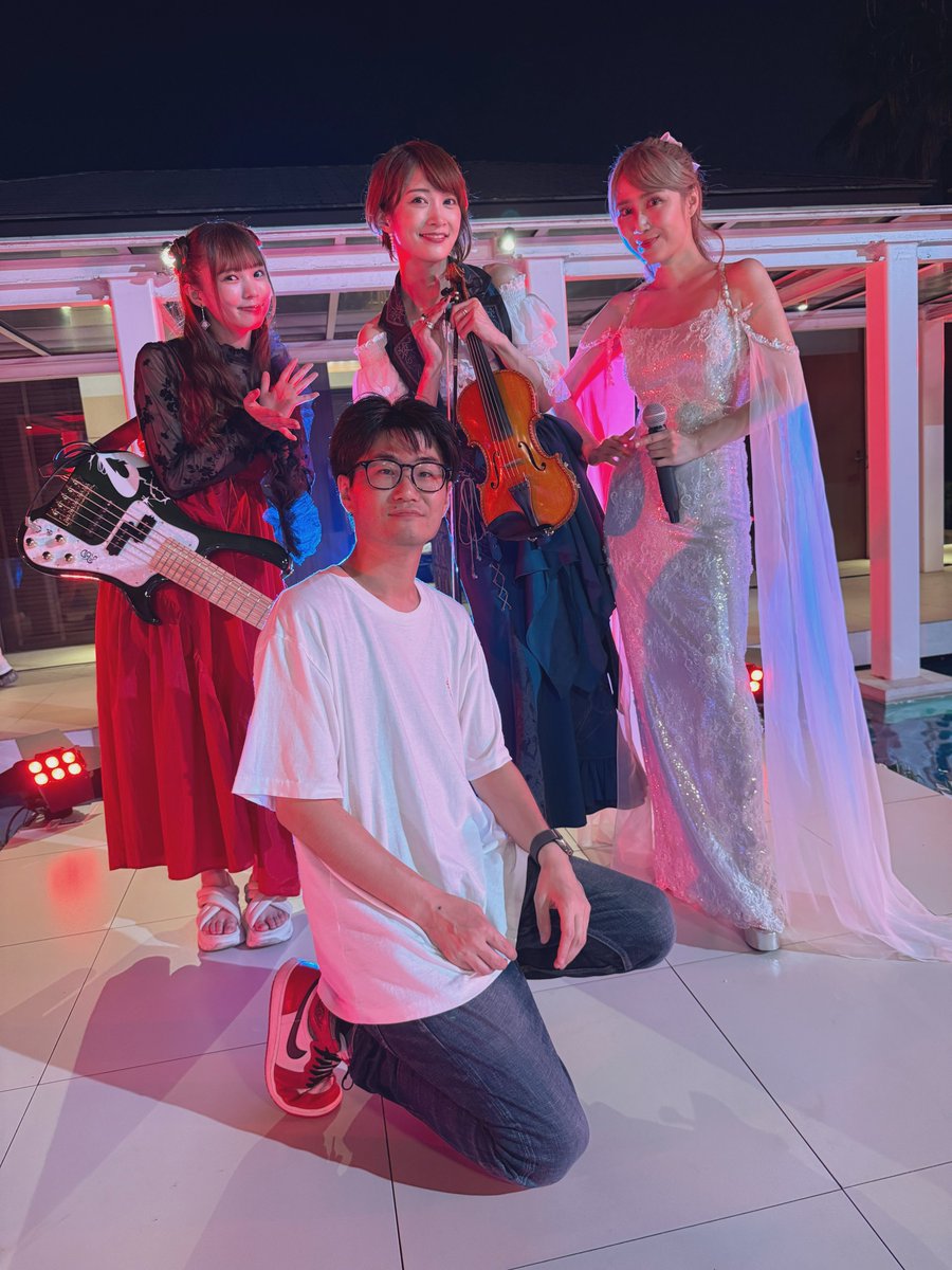 shimazushintaro's tweet photo. モンフリ2025
モンストオーケストラ今年も
プロデュースさせていただきました！

いやぁ、毎年言ってますが
その年の自分の全てを出し切って
企画させていただく機会を
8年も続けさせていただいているMIXIさんに、ただただ感謝です！

今回は
4周年から関わらせていただいている
モンストが飛び切り暑かった
今年の夏の様にいつまでも
熱く燦然と輝き続けることを願って
12周年のプールサイドパーティーを
テーマに様々な楽曲を構築して
いきました！

サウンドプロデュースは
ずっと変わらず近谷直之と！

今回はかなり希望を細かく
伝えたので色々と大変だったと��います。

ショウゴくんもジ���リアンも、
きのぴーも素晴らしいアレンジを
ありがとう！

オーケストラメンバーも
AYASAちゃんを始め
裕太さんや悠くん、有里ちゃん、
など初期からぼくの作品を
支えてくださるみんなに加えて

MINAちゃんやサラさん、大槻さん
りんこさんなどたくさんのみなさんと
ご一緒できたことを本当に
うれしく思います！

この場をかりて全ての関わってくださった
みなさんに感謝をお伝えできたらと
思います！
本当にありがとうございました！

無事、放送は終わりましたが、
まだの方やもう一度見ようと思って
いただけた方々は

免許取り立てのAYASAちゃんに
オープンカーを運転させたく
まさかの初めて一人で運転している
不安な表情を
是非、見返してみてくださいねw

それでは長くなりましたが、
今年も本当にありがとうございました！

モンスト12周年本当に
おめでとうございます！

https://t.co/csmlboW8nH

#モンスト　#モンスト12周年
