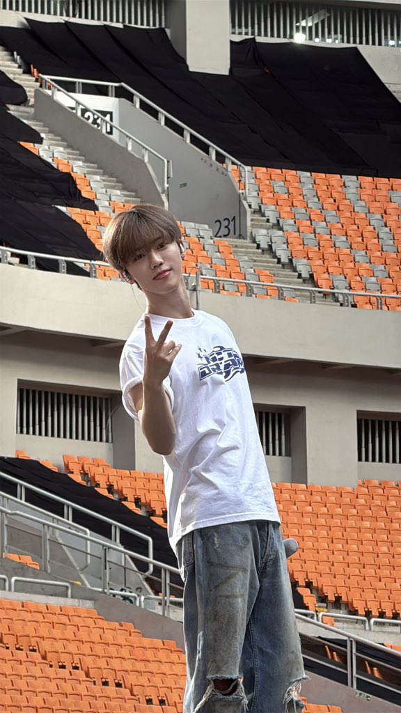 NJM_ID's tweet photo. 250928 The Dream Show 4 in Jakarta Day 2 - Soundcheck

day 2 kena angin jakarta 😍🤍

©ch0_ha_
🖤 #JAEMIN #재민 #ジェミン https://t.co/9HwqPAMyrq