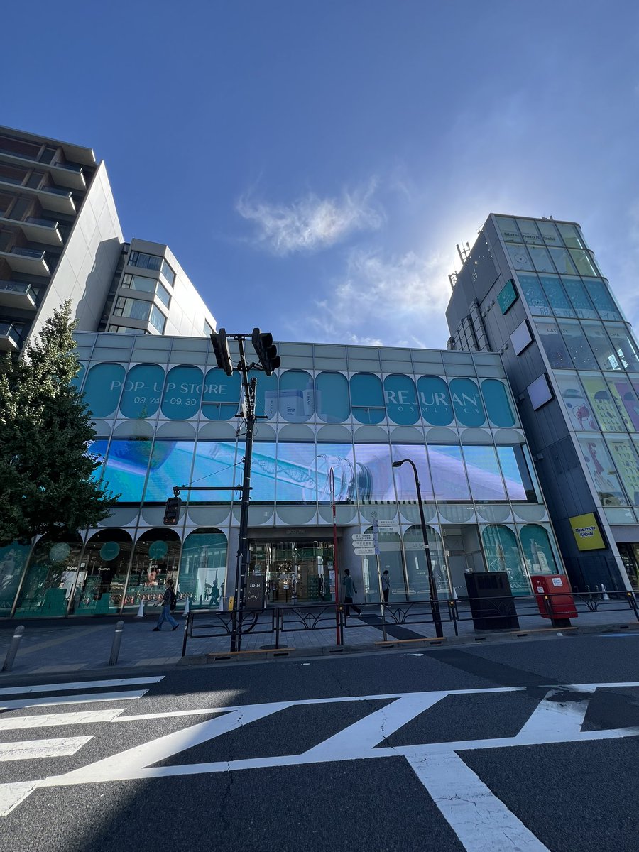 n050617's tweet photo. 韓国コスメREJURANのポップアップ行ってきた🤍✨
inアットコスメトーキョー

一個買ったら、鞄とキーホルダーとポーチとフェイスマスク（ガチャ2等）といっぱいサンプルもらった。お得すぎて満足。

#リジュラン #リジュランポップアップ #atcosme https://t.co/3Y8ftaoHVH
