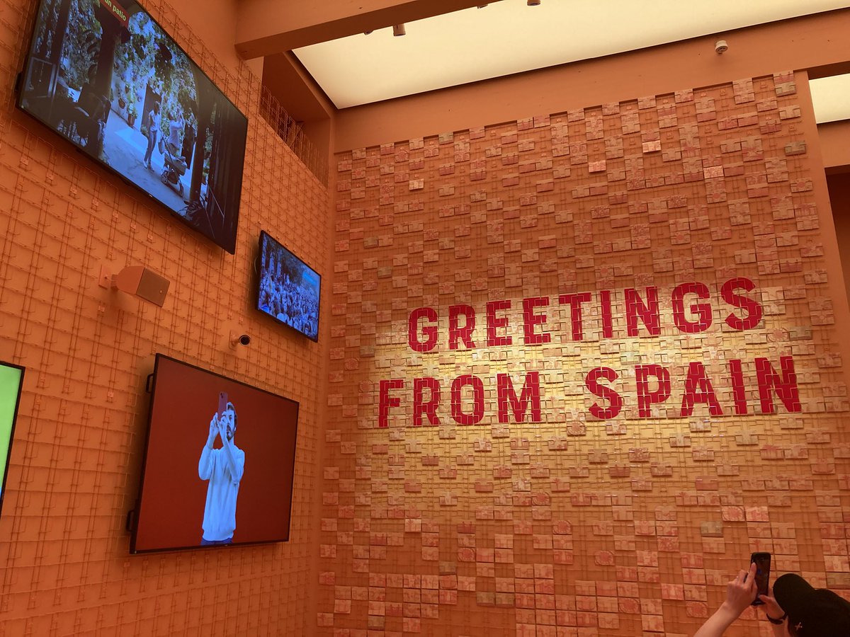 スペイン🇪🇸
建築の素晴らしさが際立ってます。
入口まで上がると目線が大屋根リングの人と会うんですよね。
展示も海洋の青、太陽のオレンジ（と国旗の赤と黄色）の対比の色使いが秀逸。
展示も海に関連する未来デザイン、イメージ通りのスペインの両極を感じられていいです。