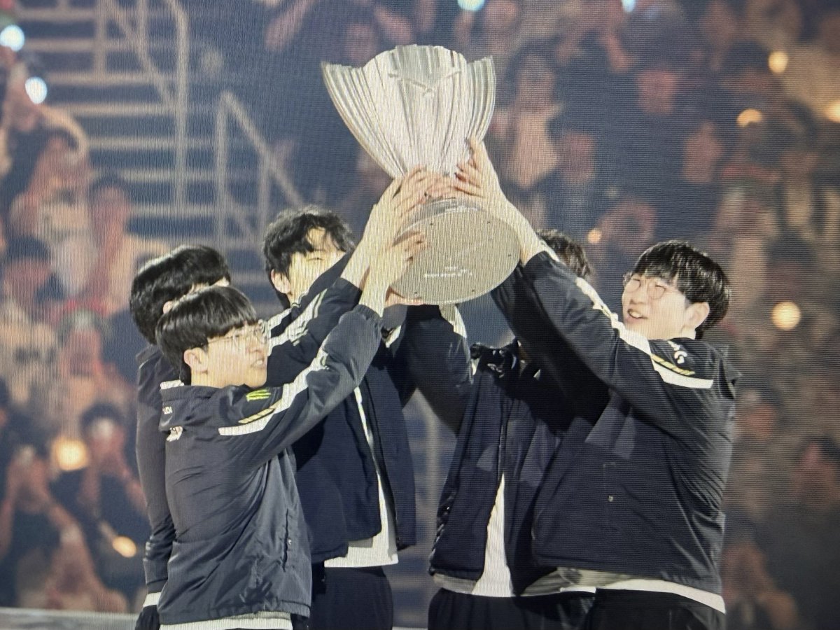 chovy_jjh0303's tweet photo. 20250928 프리뷰📸
🏆 이게 젠지야 ~ 
 #Chovy #쵸비 #정지훈 https://t.co/lv4agu34vO