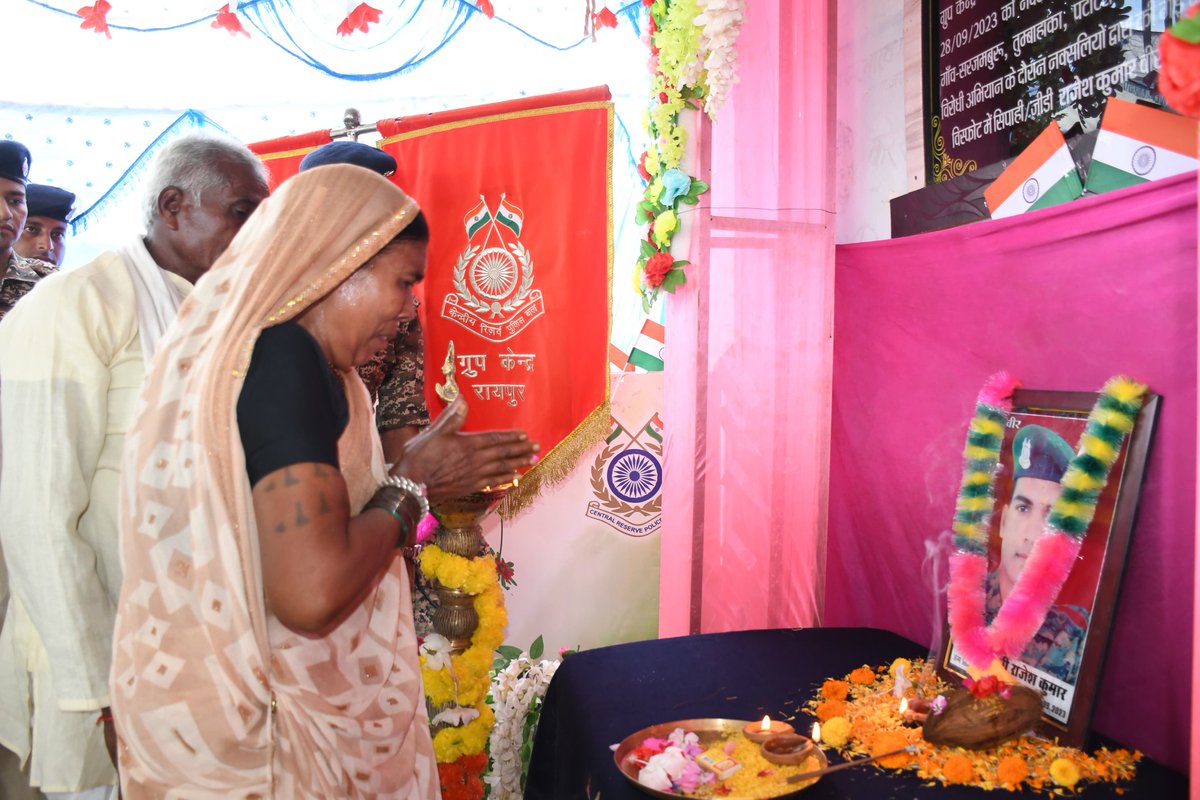 #WeCare
On the martyrdom day of #Shaheed CT/GD Rajesh Kumar, Shri Tarun Kumar, AC (Engr) &amp; team #GCRaipur paid heartfelt homage in his hometown, honoring his valor &amp; sacrifice for the motherland.
#Shaheed #Martyrdom
<a href="/ministryofhome1/">ministryofhomeaffairs</a>
<a href="/crpfindia/">🇮🇳CRPF🇮🇳</a>
<a href="/CentralZoneCrpf/">Central Zone CRPF 🇮🇳</a>
<a href="/cgsectorcrpf/">Chhattisgarh Sector CRPF</a>