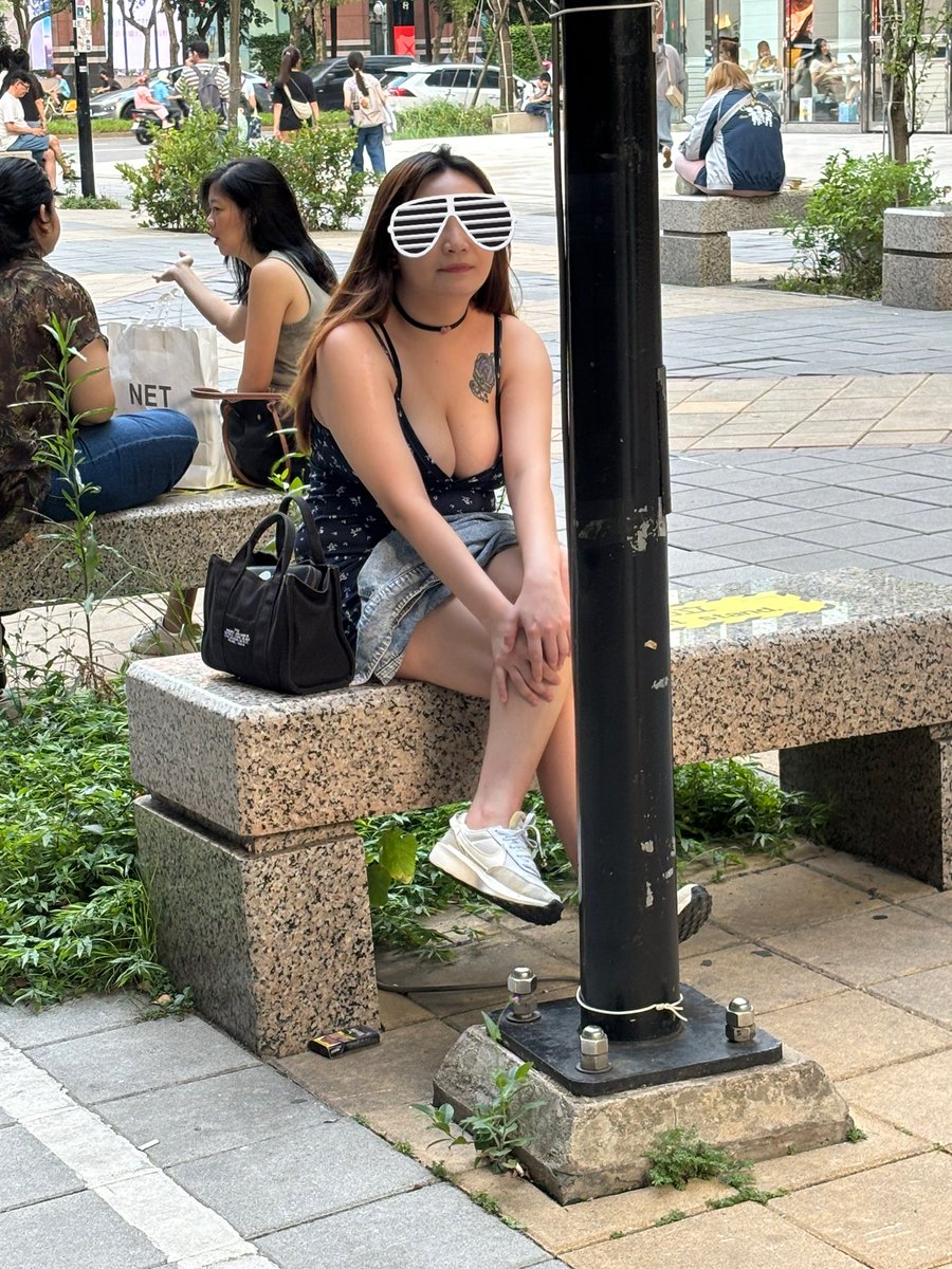 吃太飽在路邊廢的竹竹