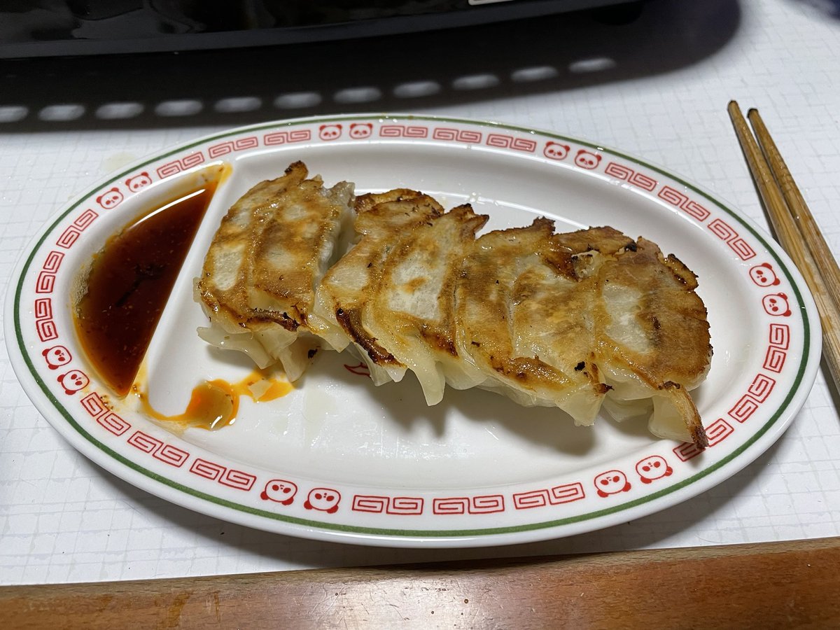 JB_Cydia's tweet image. ダイソーのお皿、めっちゃ餃子屋さん笑