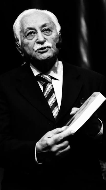 Ben, kağnılarla yaylılarla büyüdüm geldim
Çocuk yüreğimi yakan türküler dinleye dinleye.
Mahzun kağnılarla, nazlı yaylılarınla
Ve tozlu yollarınla sevdim seni Türkiye!

Mekanın cennet olsun.