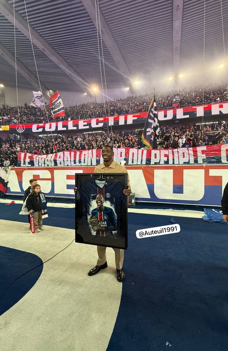 Paristeamfr's tweet photo. Le cadre remis à Ousmane Dembélé par les supporters @AUTEUIL1991 https://t.co/NCRlHpu94Y