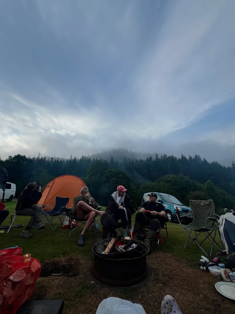 AnHcgn1987's tweet photo. Adventures in the clouds 🌥️⛰️🥾🌱🧭

#snowdonia #hiking #welsh3000s #hikinggirl #adventuretravels #hitthetrail https://t.co/JRPYorZFXi