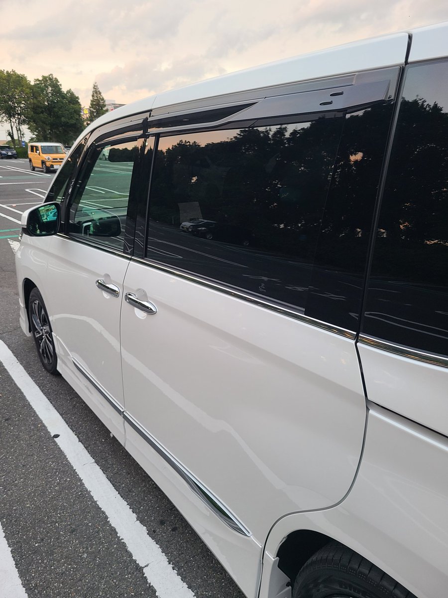 80Ha_Ra202's tweet photo. 実は昨日の朝イチで改良型ノアHEV S-Z モデリスタ納車されました!RAV4から乗り換えです。
早速、シェアスタイルのメッキパーツとセカンドステージのピラーパネル取り付けました! 
90ノアヴォク乗りの皆さんよろしくお願いします🙇‍♂️
#ノア #90ノア #ヴォクシー #90ヴォクシー #改良 #納期 #納車 https://t.co/jTkq9TCvJ0